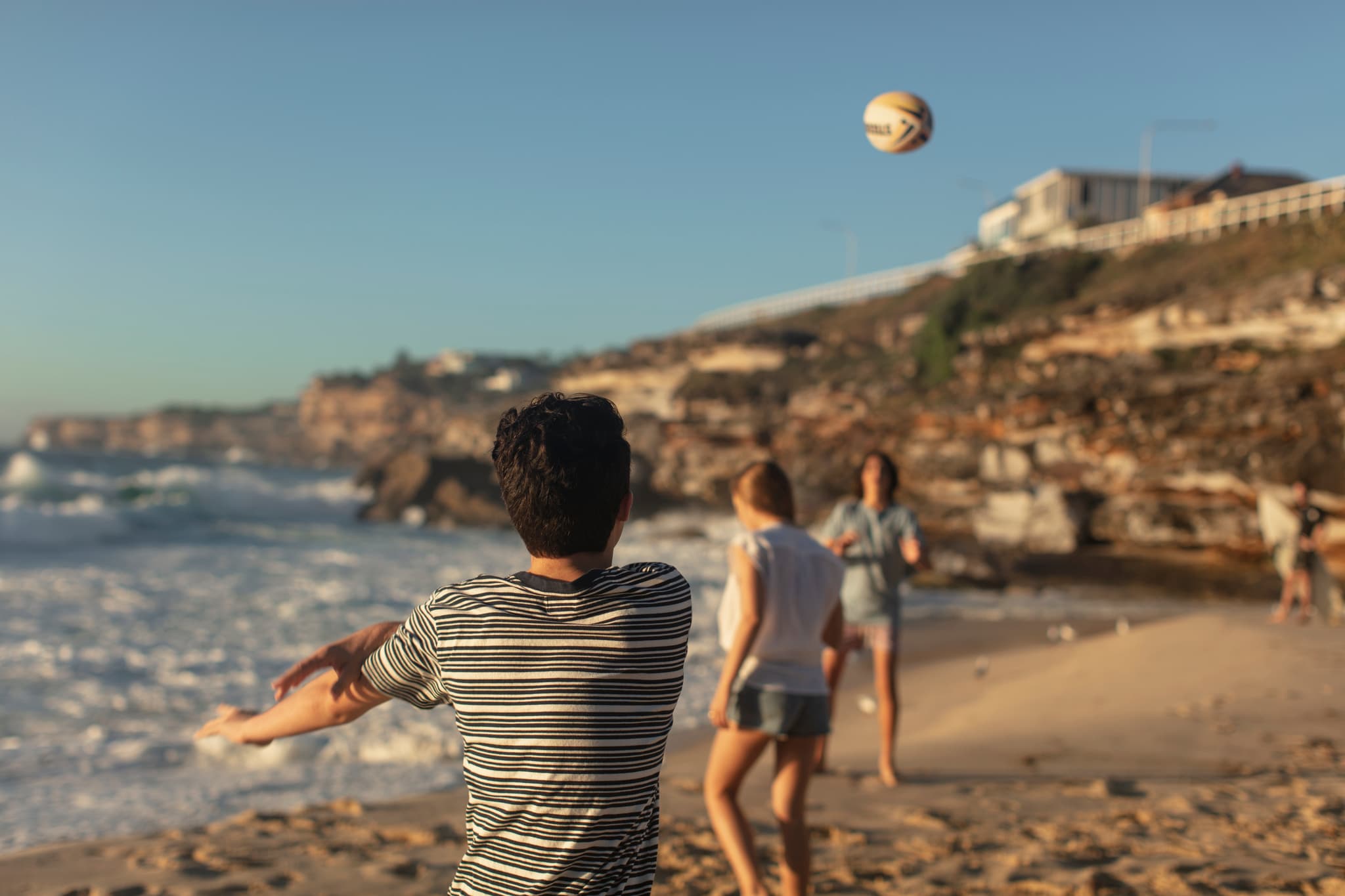 https://a.storyblok.com/f/286728423687045/2048x1365/e6b13150da/syd_beach_volley.jpg