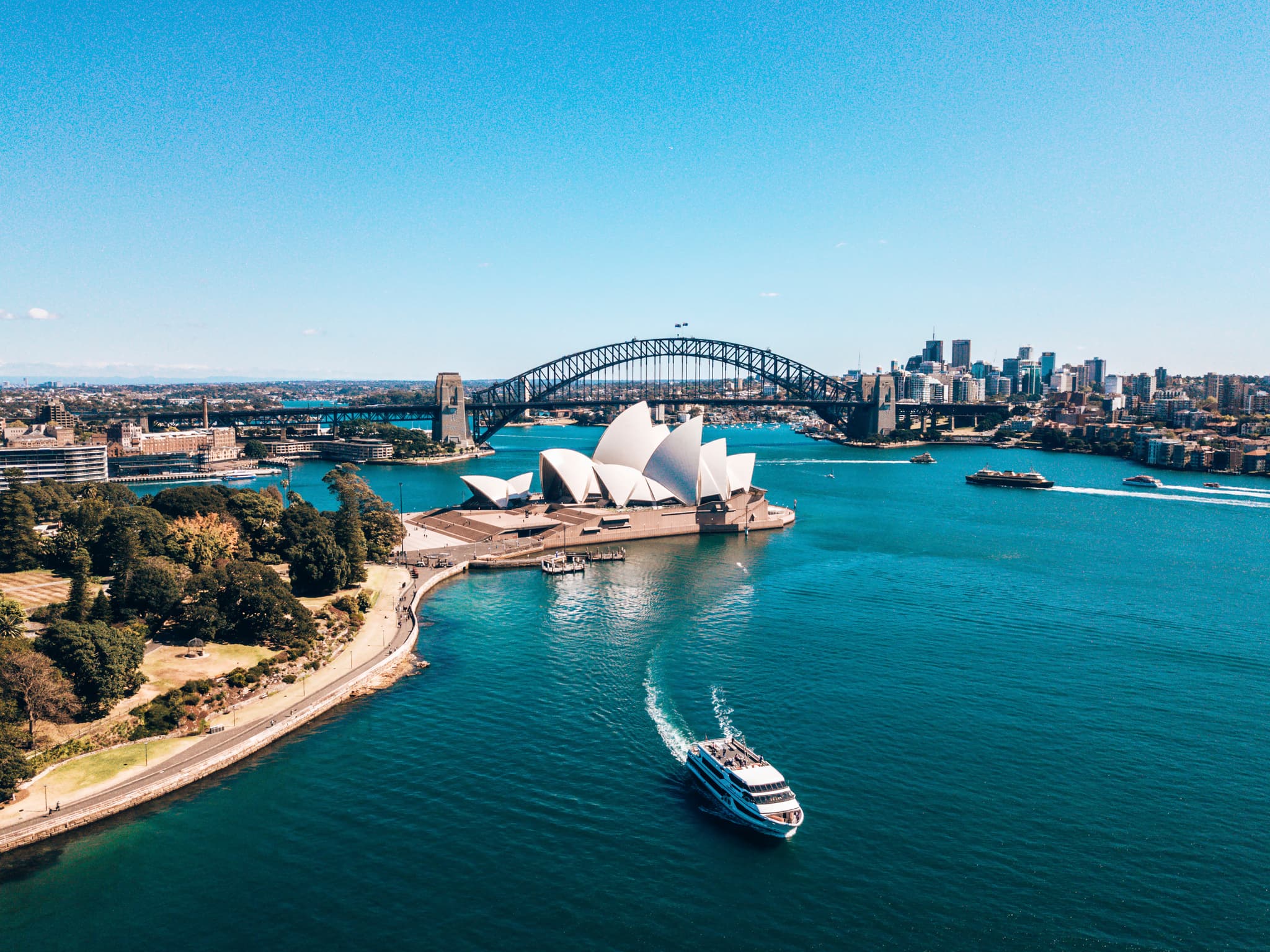 https://a.storyblok.com/f/286728423687045/2048x1535/73399a1742/syd_city_drone.jpg