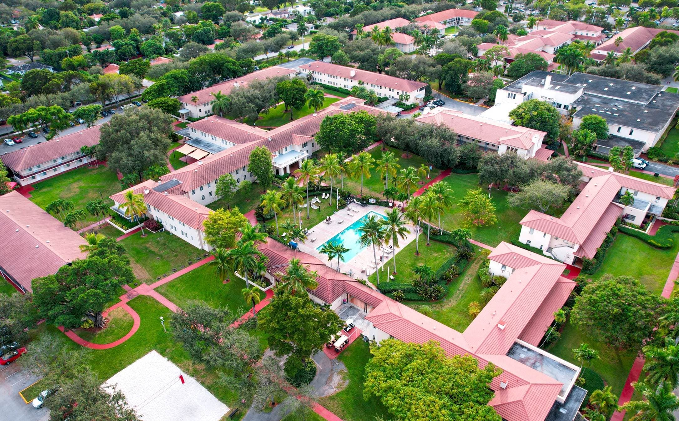 https://a.storyblok.com/f/286728423687045/2169x1346/0cbc3d4c5a/flr_barry_drone_campus.jpg